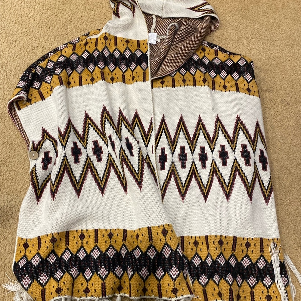 Entro Indian Aztec print poncho with wooden buttons